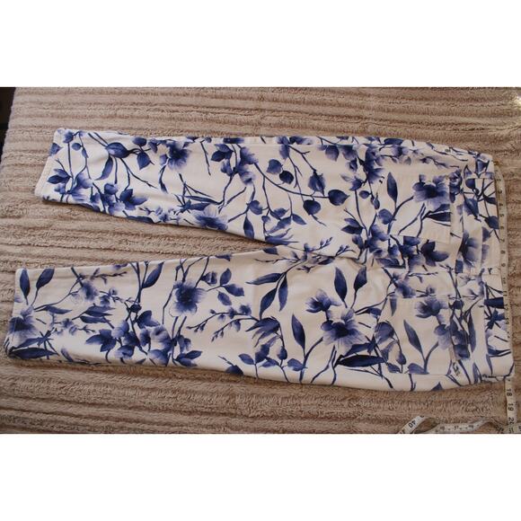 CHICOS SO SLIMMING Girlfriend Crop blue White Floral Stretch Cotton Pants 2 - Picture 10 of 14